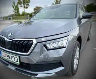 Vooraanzicht van een huurauto Skoda Kamiq in Ljubljana, Slovenië ✓ Auto #15658. ✓ Transmissie Automatisch TM ✓ 0 beoordelingen.