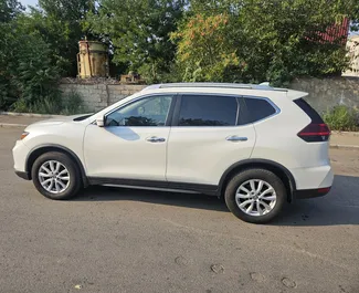 Wynajmij Nissan Rogue 2017 w Gruzji. Paliwo: Benzyna. Moc: 160 KM ➤ Koszt od 95 GEL za dobę.