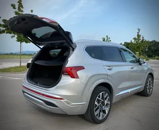 Hyundai Santa Fe 2023 beschikbaar voor verhuur in Ljubljana, met een kilometerlimiet van onbeperkt.