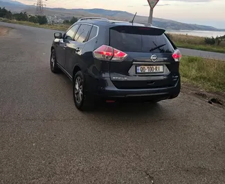 Wnętrze Nissan Rogue do wynajęcia w Gruzji. Doskonały samochód 5-osobowy. ✓ Skrzynia Automatyczna.