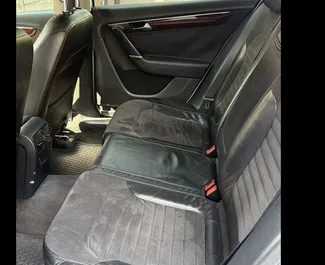 Innenraum von Volkswagen Passat zur Miete in Georgien. Ein großartiges 4-Sitzer Fahrzeug mit Automatisch Getriebe.