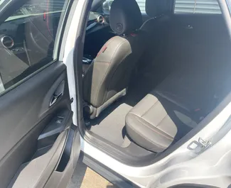Chevrolet Trax interjöör rentimiseks Gruusias. Suurepärane 5-kohaline auto Automaatne käigukastiga.