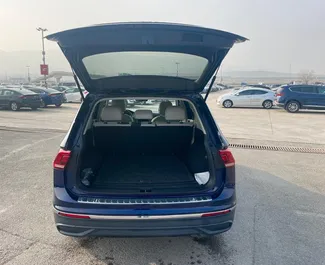 Volkswagen Tiguan interjöör rentimiseks Gruusias. Suurepärane 5-kohaline auto Automaatne käigukastiga.