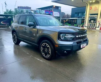 Ford Bronco interjöör rentimiseks Gruusias. Suurepärane 5-kohaline auto Automaatne käigukastiga.