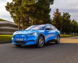 Nomas automašīnas priekšskats Ford Mustang Mach E Tbilisi, Gruzija ✓ Automašīna #16317. ✓ Pārnesumu kārba Automātiskais TM ✓ Atsauksmes 0.