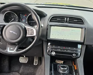 Jaguar F-PACE kiralama için Karadağ'da iç mekanı. Harika bir 5 koltuklu araba, Otomatik şanzıman ile.