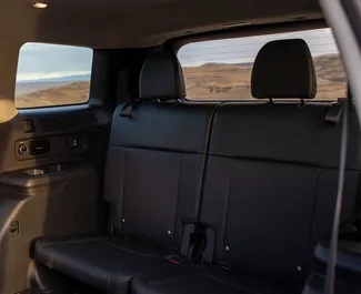 Hyundai Santa Fe 2024 automašīnas noma Gruzijā, iezīmes ✓ Benzīns degviela un 277 zirgspēki ➤ Sākot no 166 GEL dienā.