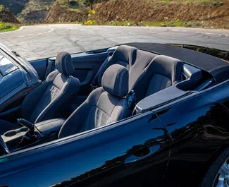 Ford Mustang Cabrio 2018 automašīnas noma Gruzijā, iezīmes ✓ Benzīns degviela un 315 zirgspēki ➤ Sākot no 169 GEL dienā.