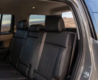 Hyundai Santa Fe noma. Komforta, Krossovers automašīna nomai Gruzijā ✓ Depozīts 560 GEL ✓ Apdrošināšanas iespējas: TPL, CDW, SCDW, FDW, Pasažieri, Krāpšana.