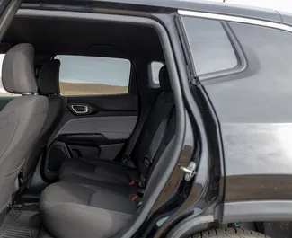 Jeep Compass noma. Komforta, Krossovers automašīna nomai Gruzijā ✓ Depozīts 560 GEL ✓ Apdrošināšanas iespējas: TPL, CDW, SCDW, FDW, Pasažieri, Krāpšana.
