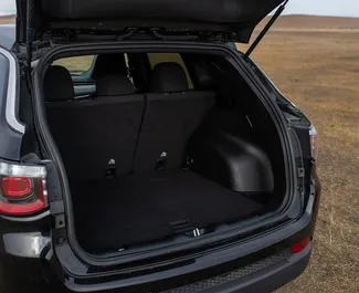 Jeep Compass 2024 pieejams noma Tbilisi, ar neierobežots kilometru limitu.