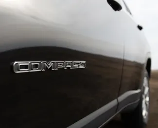 Benzīns 2,0L dzinējs Jeep Compass 2024 nomai Tbilisi.
