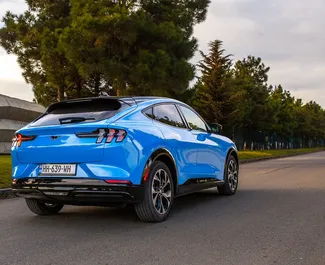 Ford Mustang Mach E interjers nomai Gruzijā. Lieliska 5 sēdvietu mašīna ar Automātiskais pārnesumu kārbu.