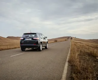 Jeep Compass interjers nomai Gruzijā. Lieliska 5 sēdvietu mašīna ar Automātiskais pārnesumu kārbu.