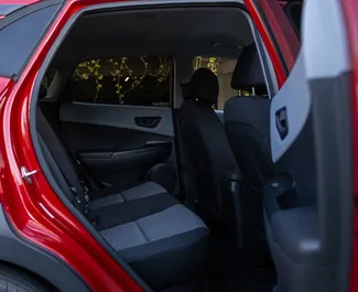 Hyundai Kona interjers nomai Gruzijā. Lieliska 5 sēdvietu mašīna ar Automātiskais pārnesumu kārbu.