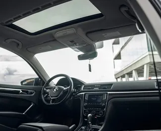 Interiér Volkswagen Passat na prenájom v v Gruzínsku. Skvelé auto so sedadlami pre 5 osôb s prevodovkou Automatické.
