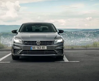Predný pohľad na prenajaté auto Volkswagen Passat v v Tbilisi, Georgia ✓ Auto č. 14138. ✓ Prevodovka Automatické TM ✓ Hodnotenia 0.