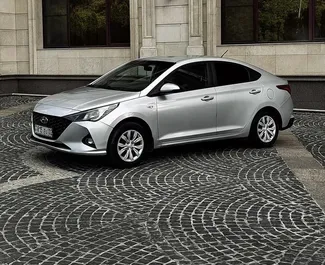 Vista frontale di un noleggio Hyundai Accent ad Almaty, Kazakistan ✓ Auto #16513. ✓ Cambio Automatico TM ✓ 1 recensioni.