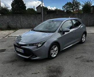 Vooraanzicht van een huurauto Toyota Corolla in Budva, Montenegro ✓ Auto #16510. ✓ Transmissie Automatisch TM ✓ 0 beoordelingen.