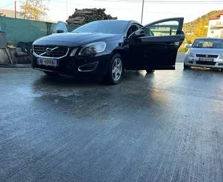 Predný pohľad na prenajaté auto Volvo V60 v v meste Durres, Albánsko ✓ Auto č. 16672. ✓ Prevodovka Manuálne TM ✓ Hodnotenia 1.
