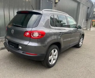 Predný pohľad na prenajaté auto Volkswagen Tiguan v v meste Durres, Albánsko ✓ Auto č. 16774. ✓ Prevodovka Automatické TM ✓ Hodnotenia 2.
