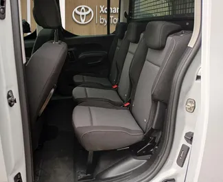 Mietwagen Toyota Proace City Verso 2025 in der Türkei, mit Diesel-Kraftstoff und 120 PS ➤ Ab 42 USD pro Tag.