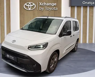 Frontansicht eines Mietwagens Toyota Proace City Verso am Flughafen Dalaman, Türkei ✓ Auto Nr.16902. ✓ Automatisch TM ✓ 0 Bewertungen.